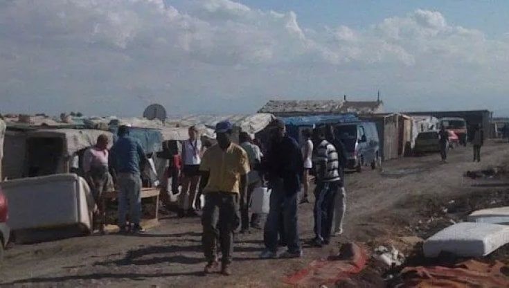 Foggia, sparano da un fuoristrada in corsa contro un gruppo di migranti: ferito al volto un 30enne del Mali