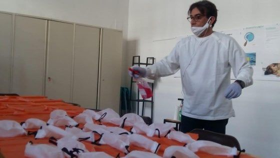 Milano, contro il coronavirus le mascherine realizzate nelle comunità di recupero per tossicodipendenti e alcolisti