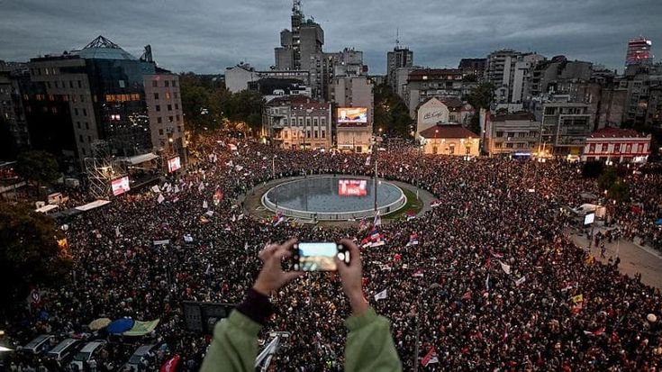 Dalle piazze alle urne, gli studenti sfidano Vucic. In Serbia sale la tensione alla vigilia del voto
