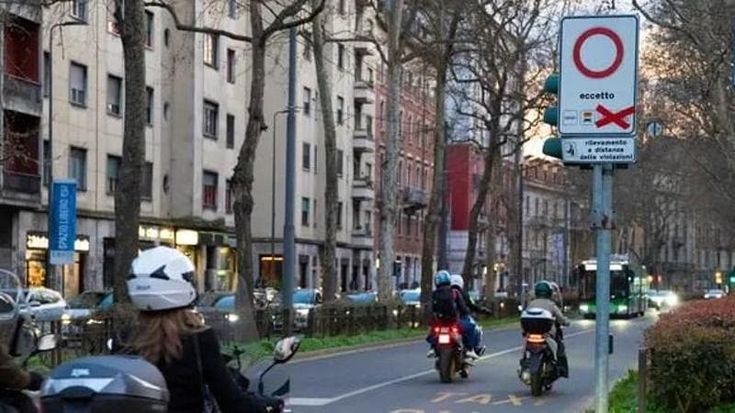 Multe annullate alle moto sulla corsia della 90/91, i divieti con lo scotch. Sala: “Segnalati male”