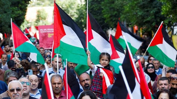In treno o in pullman, il viaggio a Roma per Gaza diventa una prova di alleanza