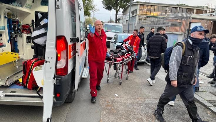 Rissa a colpi di machete tra baby gang rivali: sangue in via Agucchi