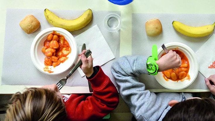 A Bari il pasticcio delle mense scolastiche: Ladisa ricorre al Tar e il servizio non parte. Le famiglie: “Concedeteci il pranzo a sacco”