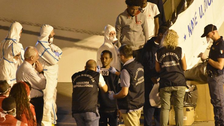 Diciotti, così Salvini è finito nei guai: “Fermò lo sbarco con un ordine per telefono”