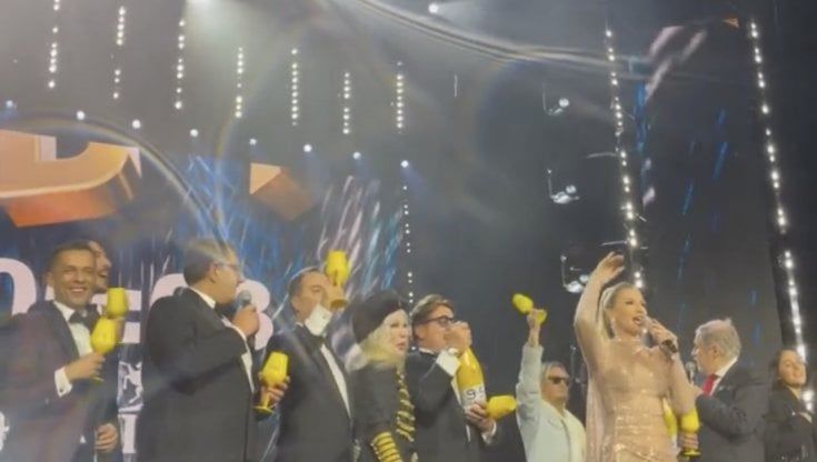 Capodanno, piazza De Ferrari piena anche sotto la pioggia per il concerto più lungo