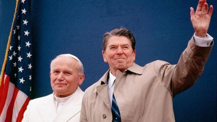 La biografia “Reagan, his life and legend”: dal sorriso del presidente attore al ghigno di Trump