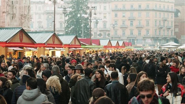 Scala, mercatini e cultura: Milano accende la festa di Sant’Ambrogio e brinda al nuovo museo