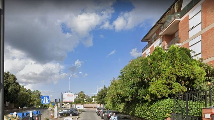 Lo buttano giù dal balcone perché recita il Corano, arrestati per tentato omicidio