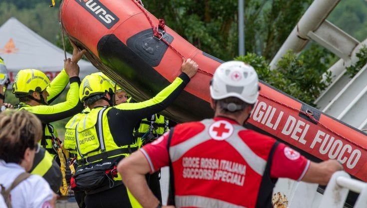 Vietato annegare o chiedere aiuto, vigili del fuoco decimati dai tagli. I soccorsi partono da Milano
