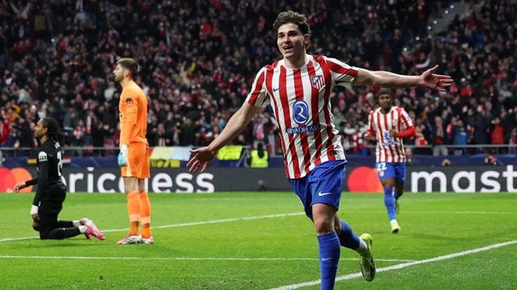 Barcellona su Alvarez, furia Atletico. L'ironia social, poi l'attacco: “Arbitri a libro paga...”