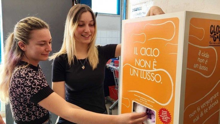 Istituto Marco Polo, assorbenti e condom distribuiti gratis