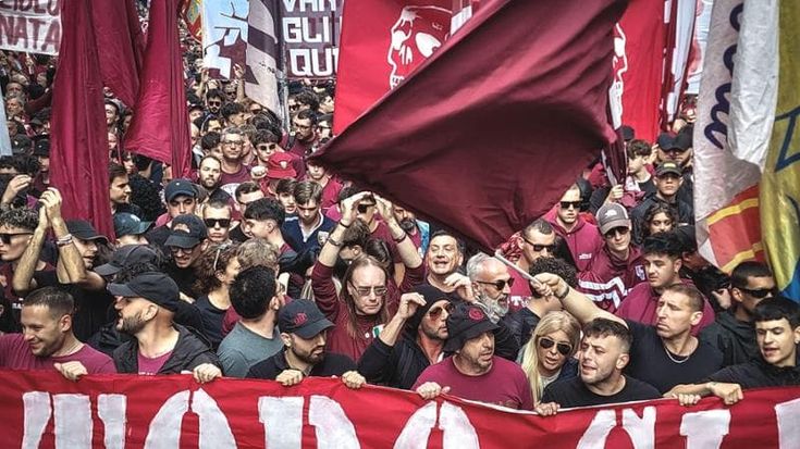 In 25mila a Torino per la marcia dell’orgoglio granata. Cairo contestato: “Il Toro siamo noi”