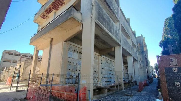I loculi sono transennati, a Modica da dieci anni è vietato piangere i propri cari