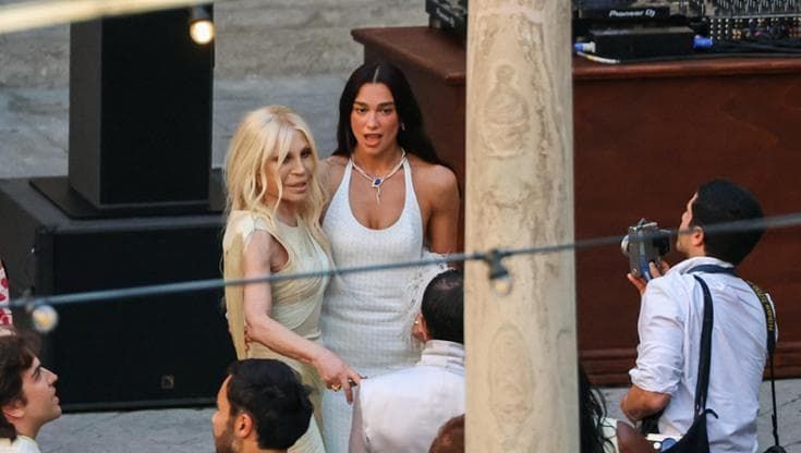 Una festa blindata per Dua Lipa, la piazza come un set