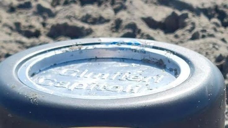 Urna funeraria ritrovata sulla spiaggia: mistero a Ostia