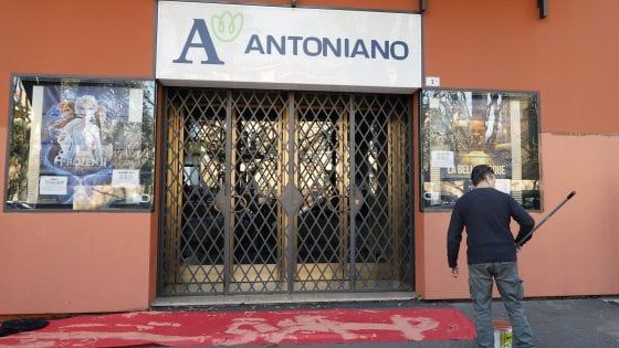 Bologna, i pacifisti fanno la festa a Salvini per la Befana del Sap