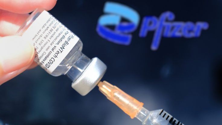 Omicron: una buona e una cattiva notizia. Buca due dosi di vaccino Pfizer ma con la terza l’immunità aumenta di oltre 100 volte