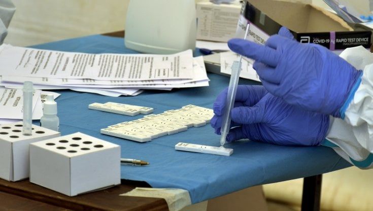 Covid, il disastro Sicilia: prima regione per contagiati e morti, ultima per copertura vaccinale