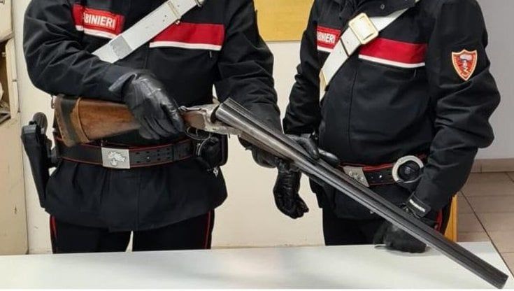 Chiama il "112" annunciando il suicidio, poi aspetta i carabinieri in un bosco e gli spara: arrestato