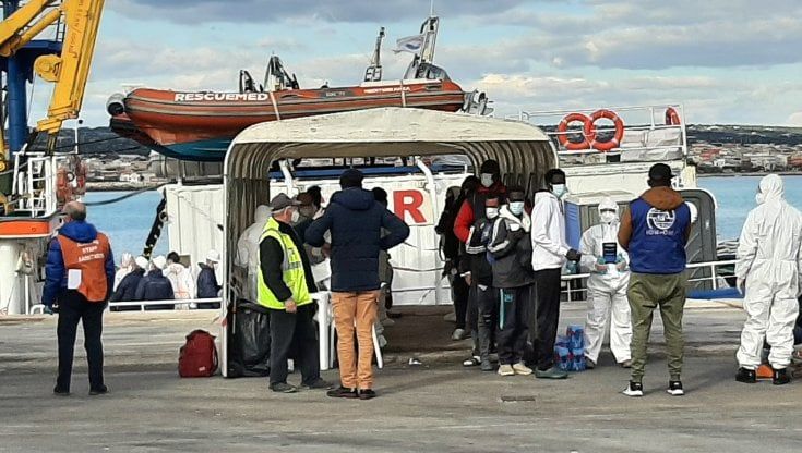 Migranti, l'attracco a Pozzallo della Mare Jonio dopo l'inchiesta e lo stop. "Il Papa ci ha detto di resistere"