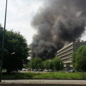 Esplodono bombole del gas nel campo nomadi, una nube nera su Torino