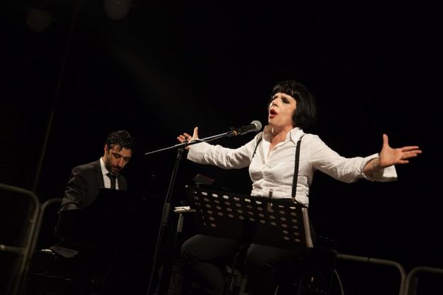 Emozioni a Sant’Angelo d’Ischia, così Lalla Esposito fa rivivere Modugno