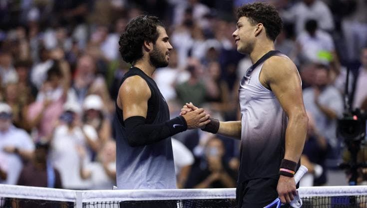 Alcaraz vomita, lotta ma si arrende a Shelton al super tie-break: è fuori ai quarti agli Us Open