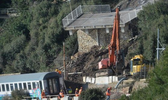 Andora, partita la demolizione<br />del terrazzo appeso sul binario