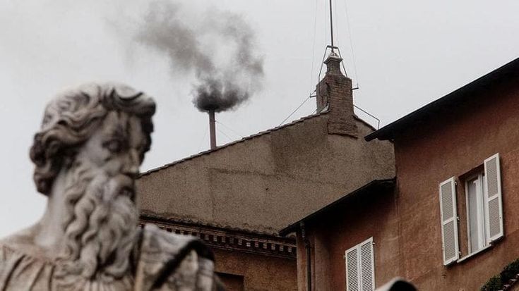 Il comignolo delle fumate: ecco come funziona il simbolo del Conclave