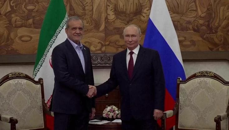 Kirghizistan, incontro tra Pezeshkian e Putin. L'iraniano: "La forza contro l'unilateralismo Usa"