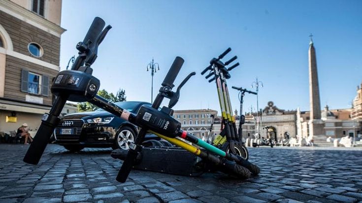 Monopattini mai più sosta selvaggia: arrivano gli stalli per i mezzi elettrici