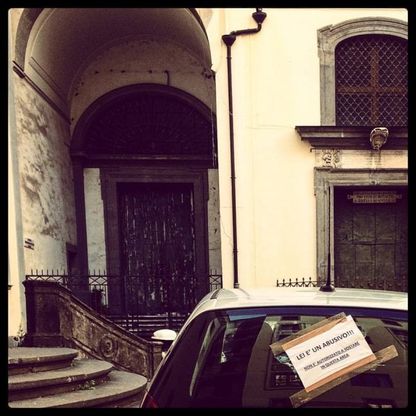 Per denunciare i parcheggi fuori legge a Napoli ecco il bollo di "abusivo" fai da te
