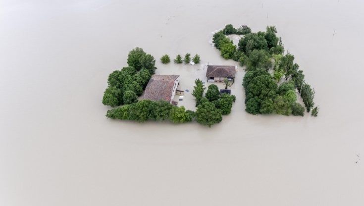 Emilia Romagna, un'Apocalisse di acqua e morte: diecimila sfollati