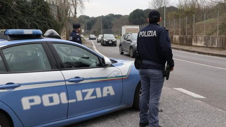 Roma, si schiantano contro un’auto in un inseguimento con la polizia: morti madre, padre e figlio