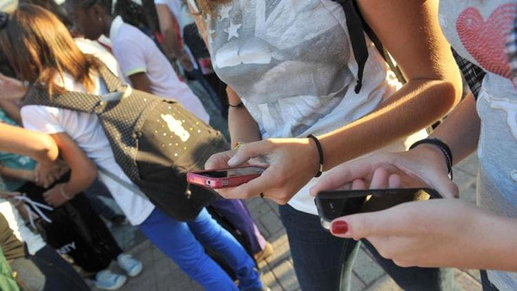 Scuola, stop ai cellulari in classe e ritorno dei diari cartacei. Valditara: “Smartphone sono fonte di distrazione”