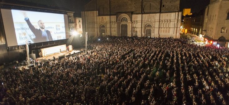 Repidee, piazza Maggiore gremita per Roberto Saviano: "Non possiamo più chiudere gli occhi, è l'ora di scegliere da che parte stare"