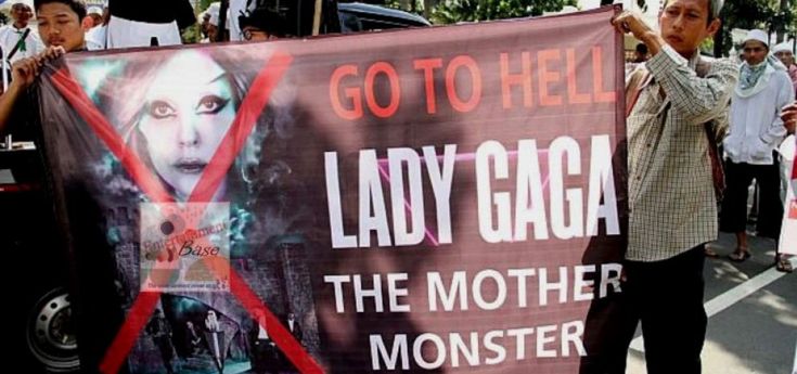 Se l'integralismo minaccia le star: da Lady Gaga a Beyoncé, tutti giù dal palco