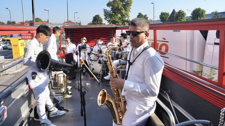 Il Magic Bus porta la musica a domicilio nel silenzio dell’estate di periferia