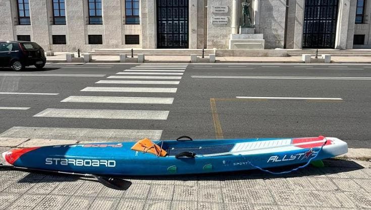 Investe una donna sulle strisce, l’aggredisce e scappa: a Bari caccia al pirata a bordo un motorino