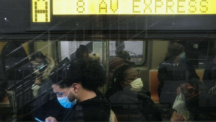 Coronavirus nel mondo, chiudono le scuole a New York. Visoni abbattuti in Danimarca, si dimette il ministro
