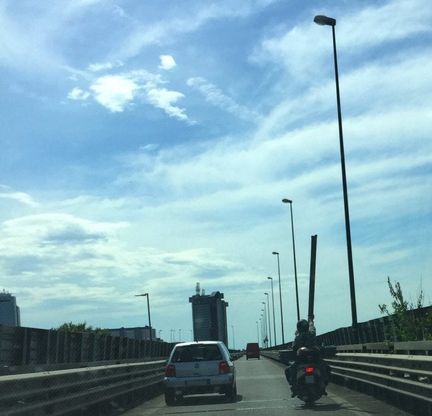 Napoli, equilibristi in scooter