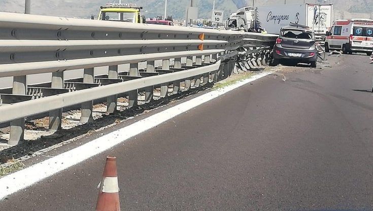 Tir invade la carreggiata dopo scontro con un'auto, la Palermo-Mazara in tilt