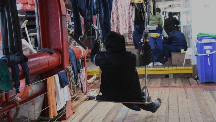 Richiesta di asilo a bordo, il "trucco" del governo Meloni per azzoppare il diritto alla protezione