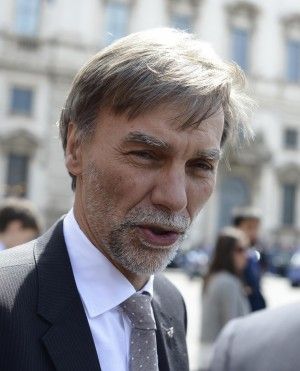 Delrio resta sindaco di Reggio,<br />ma rinuncia a stipendio e scorta