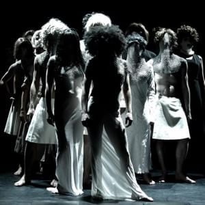 Tre danzatrici, tre danzatori e tre soprano, il nuovo Emio Greco in scena al Ravenna Festival