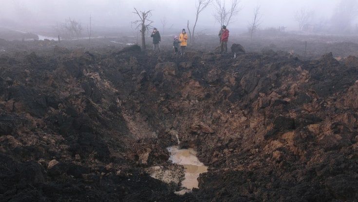 Ucraina, la Russia spara da tre mari su Kiev: i razzi ipersonici bucano la difesa aerea