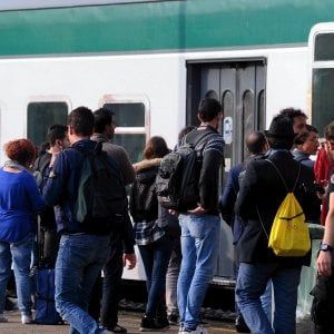 Bologna, ragazzini aggrediscono e derubano capotreno