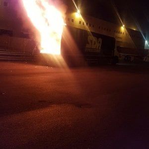Bari, paura nel deposito dell'interporto: a fuoco un pacco a bordo di un tir 