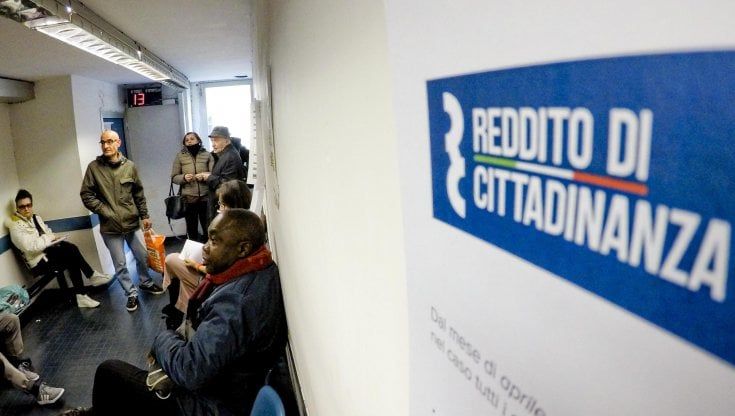 Reddito di cittadinanza, mini taglio e revoca più facile: così' cambia il sussidio con la Manovra