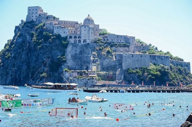 Beach waterpolo vista castello, a Ischia la pallanuoto è da cartolina